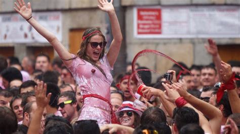 tetas san fermin|San Fermín 2014: Nuevas escenas de tocamientos a mujeres .